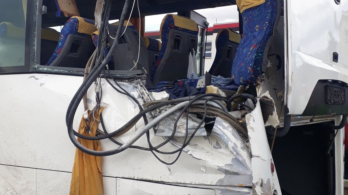 Na Kutnohorsku havaroval autobus, řidič zkolaboval a zemřel
